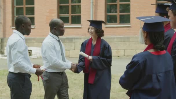 中远距离的男教授与毕业生握手 并在毕业典礼上颁发毕业证书 — 图库视频影像