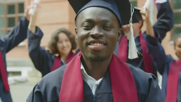 Közelkép Portré Férfi Diplomás Diák Afro Amerikai Etnikai Pózol Kamera — Stock videók