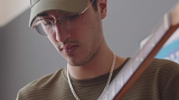 Împușcat Piept Unghi Scăzut Tânărului Muzician Masculin Cântând Chitară Acasă — Videoclip de stoc