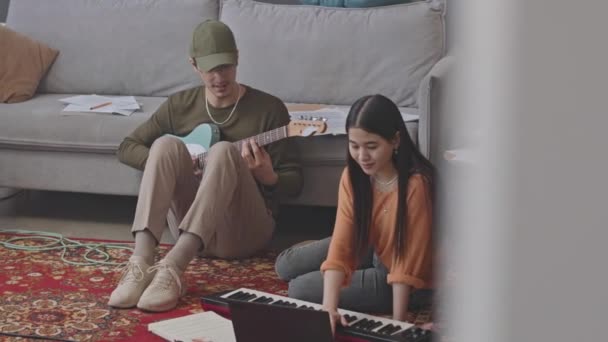 집에서 바닥에 노트북을 음악을 합성기와 기타를 창조적인 — 비디오
