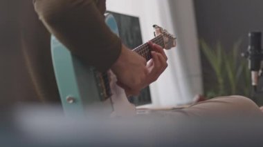 Genç grup müzik çalıyor ve yeni şarkı kaydediyor. Stüdyoda gitar çalan adam ve kız, synthesizer çalıyor ve şarkı söylüyor.