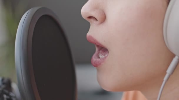 Close Tiro Menina Fones Ouvido Cantando Microfone Com Olhos Fechados — Vídeo de Stock