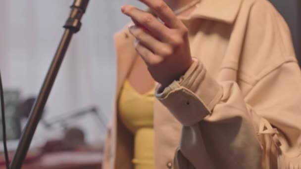 女歌手站在话筒旁 边唱歌边打响手指的特写镜头 — 图库视频影像