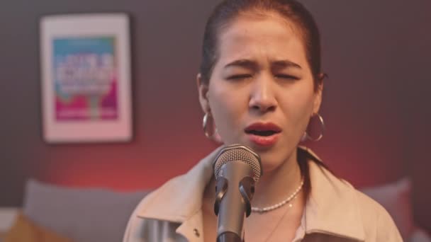 Zoom Πλάνο Της Νεαρής Γυναίκας Ερμηνεύτρια Τραγουδούν Στο Μικρόφωνο Ενώ — Αρχείο Βίντεο