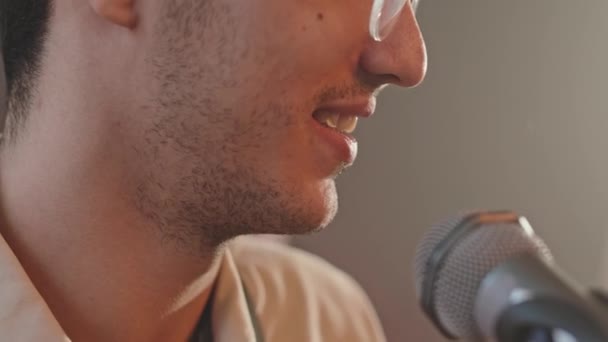 Close Tiro Homem Tocando Música Cantando Microfone Durante Ensaio Estúdio — Vídeo de Stock