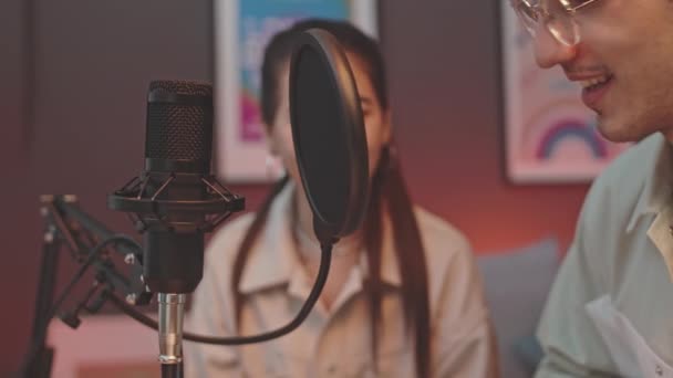 Erkeğin Müzik Çalarken Mikrofon Içinde Şarkı Söylerken Kız Arkadaşıyla Birlikte — Stok video