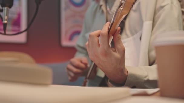 若いカップルがマイクで一緒に歌ってギターミュージックと自宅のスタジオで曲を録音する — ストック動画