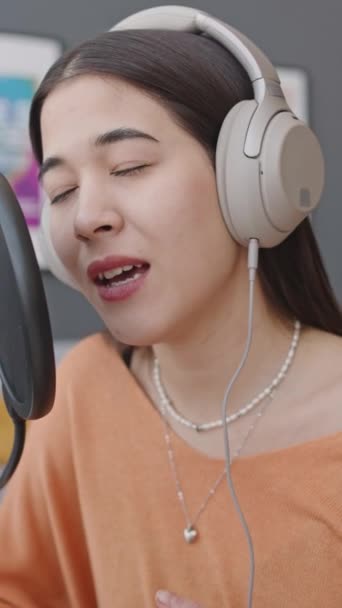 Stüdyosunda Albüm Yaparken Mikrofonla Şarkı Söyleyen Genç Bayan Müzisyenin Dikey — Stok video