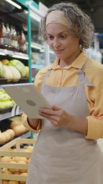 白种人女性超级市场主管面带微笑的立面媒体画像 在食品冰箱旁边摆设数字平板相机 — 图库视频影像