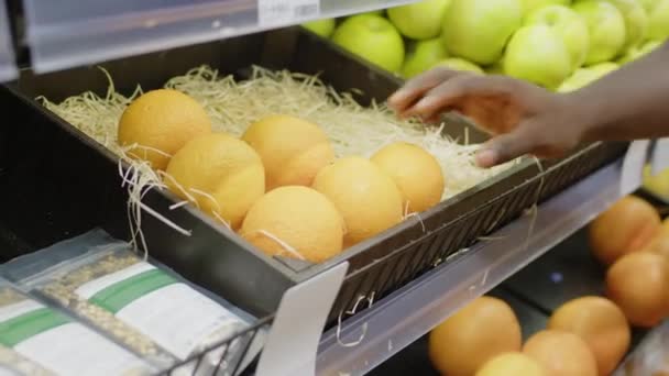 Nahaufnahme Eines Nicht Wiederzuerkennenden Lebensmittelhändlers Der Während Seiner Arbeit Supermarkt — Stockvideo