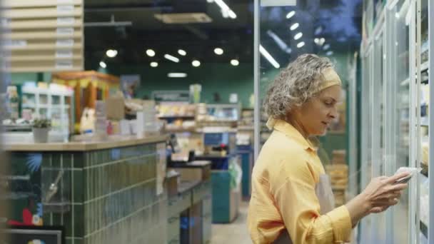 Vista Lateral Cintura Hacia Arriba Mujer Caucásica Trabajadora Del Supermercado — Vídeos de Stock