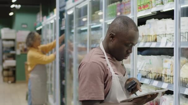 Strzał Górę Afroamerykańskiego Pracownika Supermarketu Używając Tabletu Cyfrowego Skanujących Kodów — Wideo stockowe