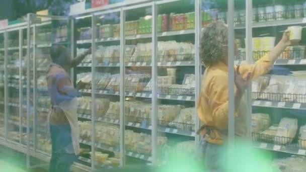 Visszapillantás Közepes Felvétel Két Különböző Férfi Női Élelmiszerbolt Asszisztens Áll — Stock videók