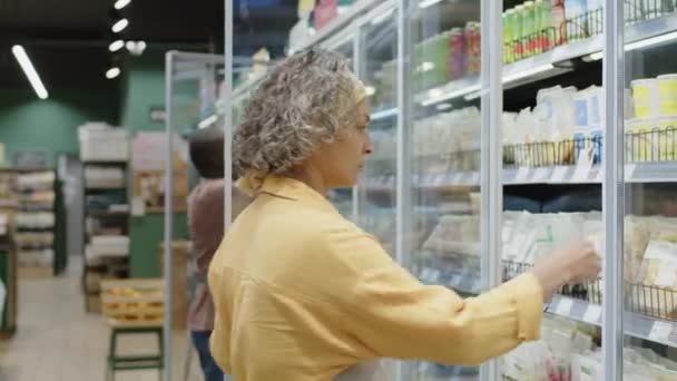 오프닝 냉장고에 기성품 샌드위치에 데이터를 코카서스 슈퍼마켓 조수의 — 비디오