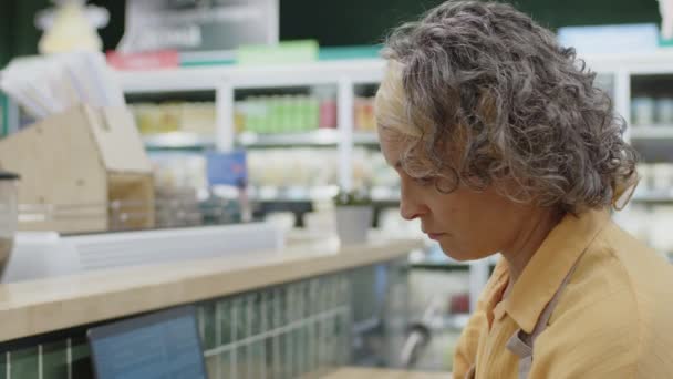 Incline Para Baixo Tiro Gerente Supermercado Feminino Caucasiano Usando Calculadora — Vídeo de Stock