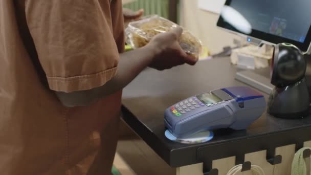 Tanımlanamayan Siyah Erkek Müşteri Makarna Paketini Tarıyor Modern Gıda Mağazasında — Stok video