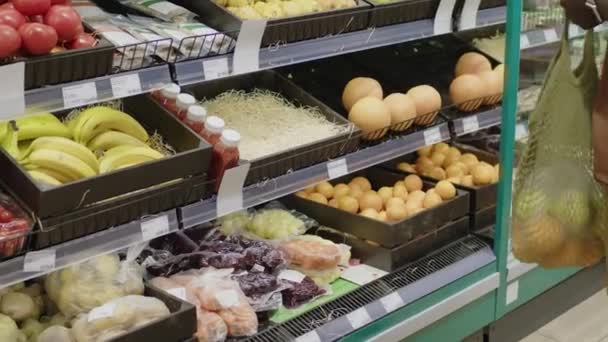 Tiro Cortado Cliente Masculino Preto Irreconhecível Comprando Frutas Frescas Mercearia — Vídeo de Stock