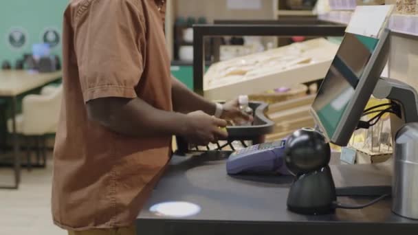 Tiro Cortado Homens Negros Irreconhecíveis Digitalizando Produtos Alimentares Pagando Com — Vídeo de Stock
