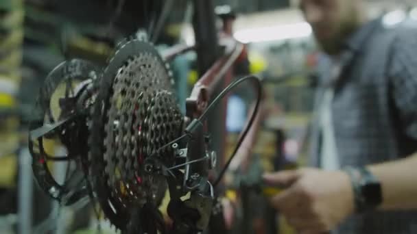 Close Tiro Foco Seletivo Homem Roda Fiação Bicicleta Oficina Reparação — Vídeo de Stock