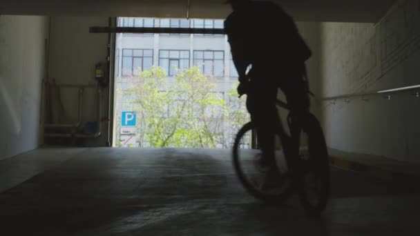 Vista Trasera Hombre Montar Bicicleta Salir Del Garaje Continuación Ciclismo — Vídeos de Stock
