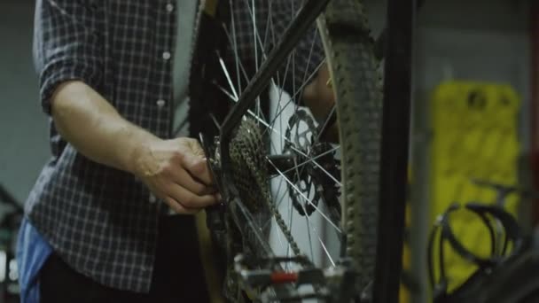 Câmera Mão Tiro Roda Bicicleta Fiação Mecânico Profissional Verificá Após — Vídeo de Stock