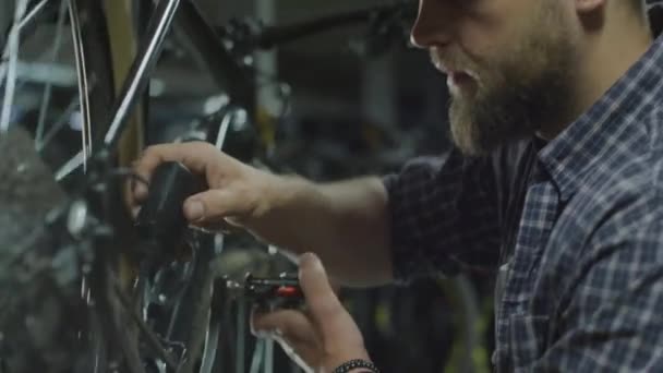 가게에서 일하는 크랭크 자전거 페달과 체인에 윤활유를 적용하는 휴대용 — 비디오