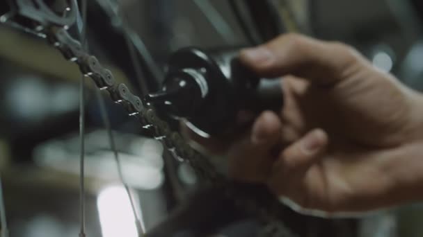 Foto Jarak Dekat Tangan Tukang Olesi Pelumas Dari Botol Dengan — Stok Video