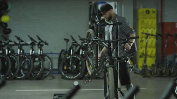 Tiro Mano Joven Mecánico Caminando Para Montar Bicicleta Puesto Trabajo — Vídeos de Stock