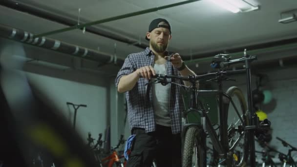 Mecánico Profesional Que Usa Destornillador Mientras Repara Manillar Bicicleta Garaje — Vídeo de stock