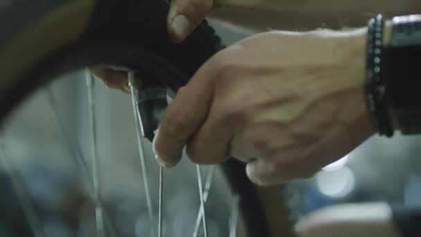Närbild Skott Manliga Händer Fästa Pump Ventil Samtidigt Blåsa Hjulet — Stockvideo