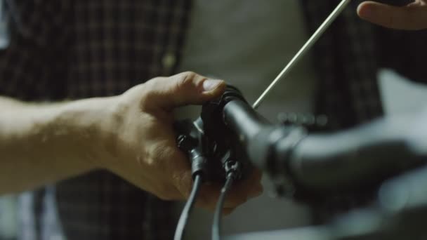 Vista Perto Das Mãos Mecânico Usando Chave Fenda Durante Fixação — Vídeo de Stock