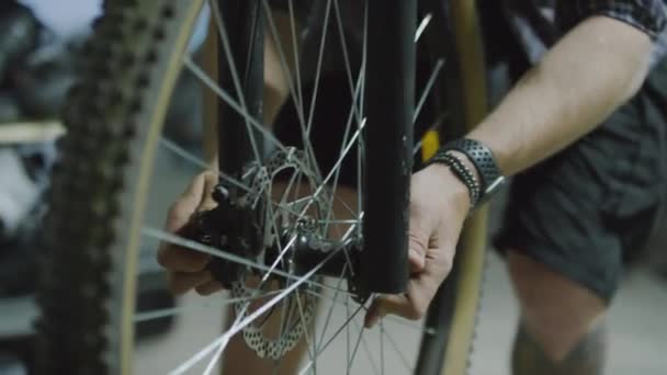 Close Tiro Mão Mecânico Instalação Roda Bicicleta Enquanto Trabalhava Oficina — Vídeo de Stock