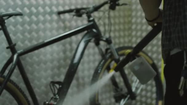 在车库里洗车时 用软管拍拍并在自行车上涂发泡脱脂剂 — 图库视频影像