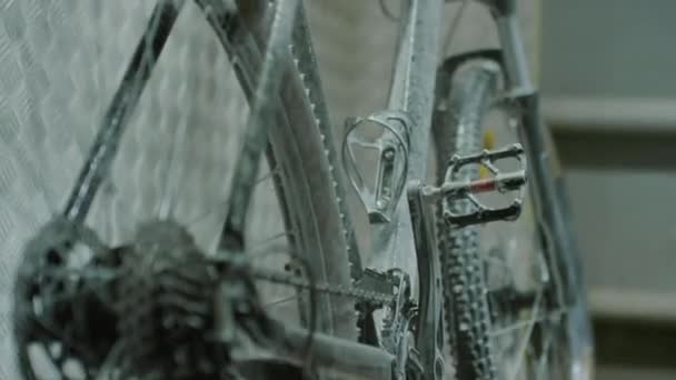 在车库里用软管清洗自行车时使用发泡脱脂机的近照 — 图库视频影像