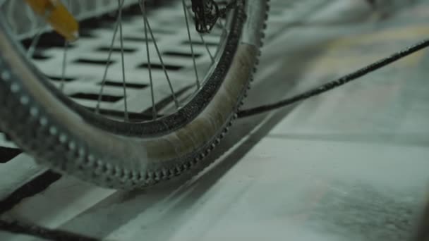 车库里刚洗过的自行车的肥皂水从车轮上流下来的近照 — 图库视频影像