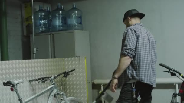 修车工在车库里洗车前 用软管把发泡脱脂机放在自行车上的手持式倾斜镜头 — 图库视频影像
