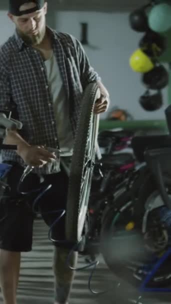 Bisiklet Tekeri Tutan Tamircinin Dikey Görüntüsü Hava Üfleme Silahıyla Disk — Stok video