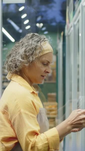 Verticale Taille Omhoog Zijaanzicht Opname Van Blanke Vrouwelijke Supermarkt Werknemer — Stockvideo