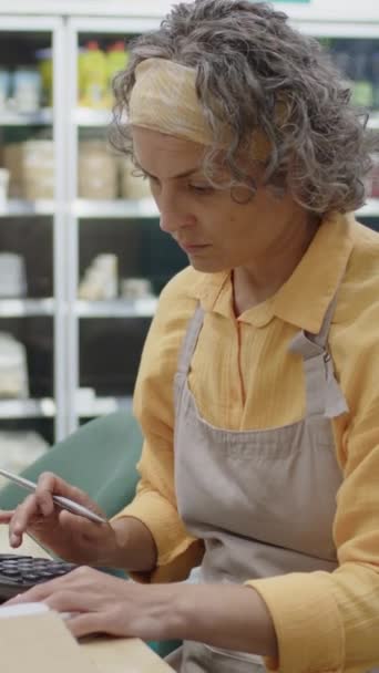 Pionowa Talia Górę Ujęcia Białej Kobiety Pracującej Supermarkecie Przeglądającej Paragony — Wideo stockowe