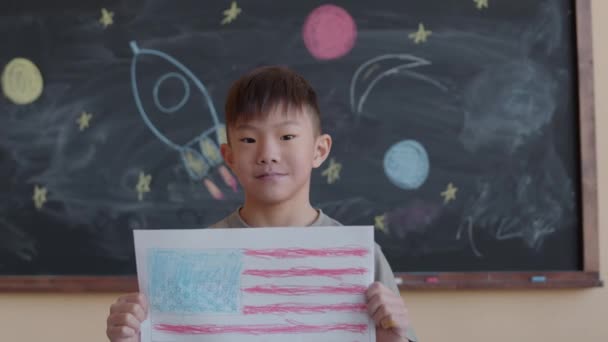 Retrato Menino Asiático Segurando Desenho Papel Bandeira Americana Posando Para — Vídeo de Stock