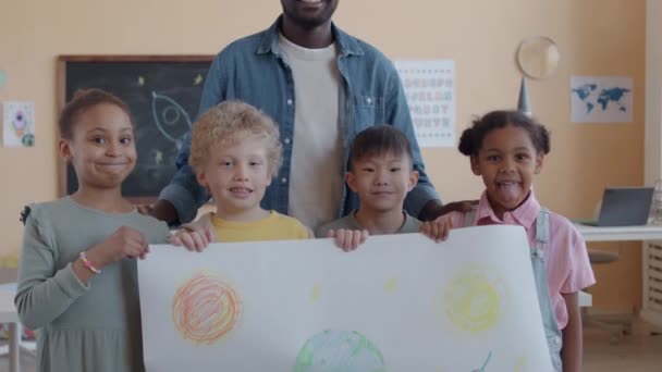Gruppenporträt Kippen Aufnahme Von Glücklichen Afroamerikanischen Lehrer Und Kleine Multiethnische — Stockvideo