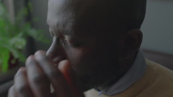 Крупный План Усталого Афроамериканца Снявшего Очки Потирающего Лицо Жалующегося Расстройство — стоковое видео