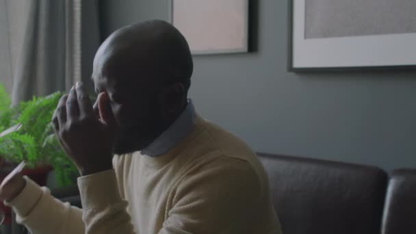 Депресивний Афроамериканський Чоловік Знімає Окуляри Плаче Скаржиться Проблеми Психічного Здоров — стокове відео