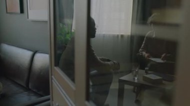 Kadın terapistin, klinikteki akıl sağlığı danışmanlığı sırasında siyahi erkek hastaya ilaç önermesi ve bunu açıklaması.