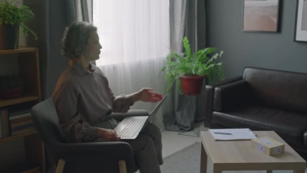 Uitzoomen Shot Van Volwassen Vrouwelijke Psycholoog Werken Laptop Dan Begroeten — Stockvideo