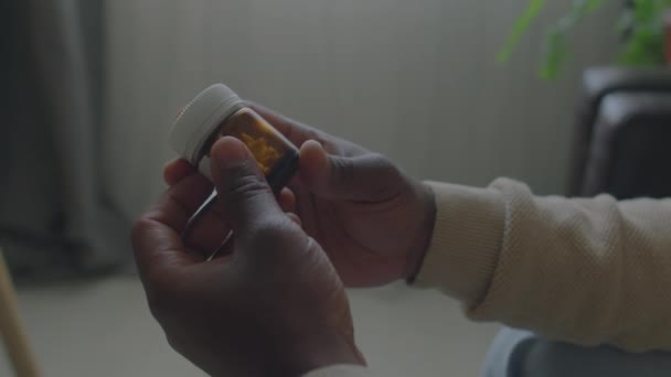 Κοντινό Πλάνο Των Χεριών Του Αφροαμερικανού Ασθενή Κρατώντας Χάπια Κατά — Αρχείο Βίντεο