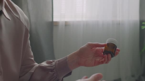 Przechylić Górę Ujęcie Lekarza Mówiącego Tabletkach Nasennych Wyjaśniającego Dawkę Podczas — Wideo stockowe
