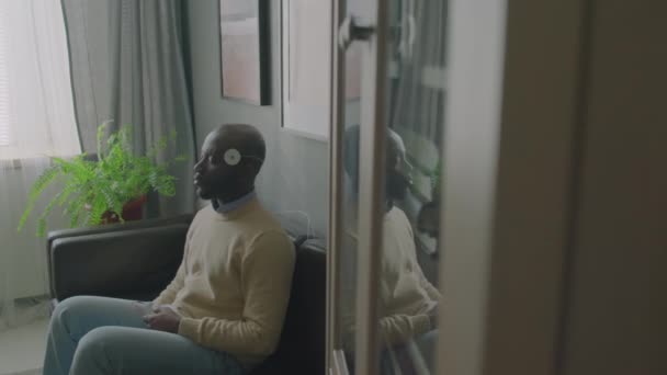 Homem Negro Com Eletrodos Cabeça Sentado Com Olhos Fechados Sofá — Vídeo de Stock