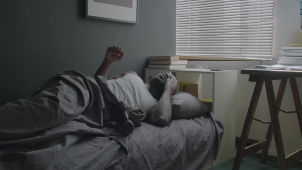 Schwarzer Mann Wacht Morgens Hause Auf Sitzt Auf Dem Bett — Stockvideo