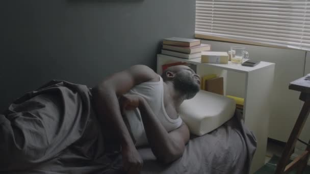 Acerque Toma Del Hombre Negro Despertando Dormitorio Mirando Ventana Luego — Vídeos de Stock